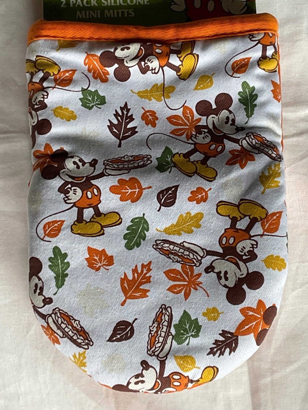 Disney Mickey Fall leaves and pumpkin pie 2pc Silicone Mini Oven Mitt Set NWT